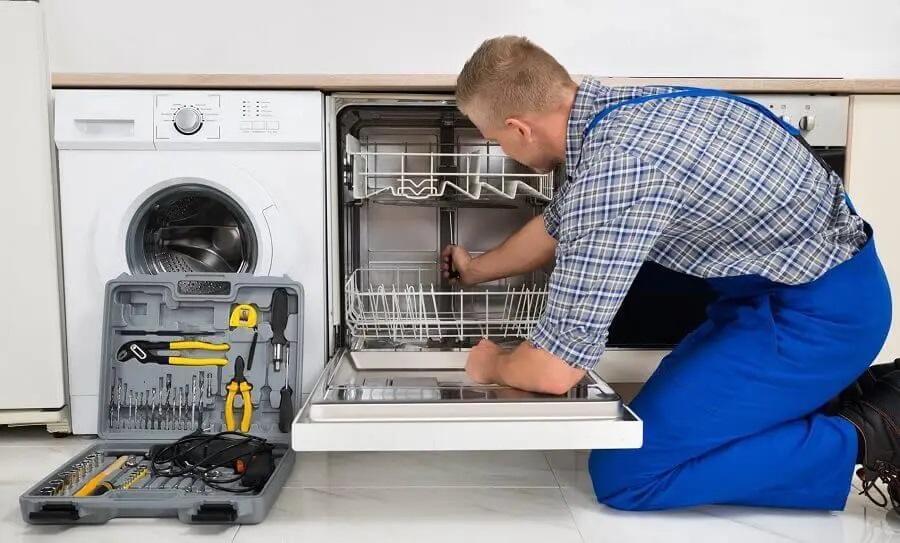 Akyazı Panasonic servisi teknisyen ekibi beyaz eşya tamiri yaparken